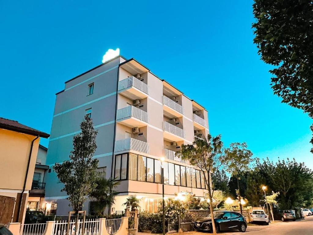 Hotel Sara*** Cesenatico Eksteriør bilde